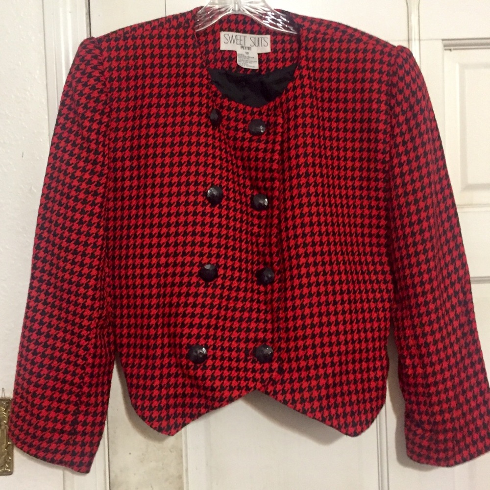Cute double-breasted short houndstooth jacket.
